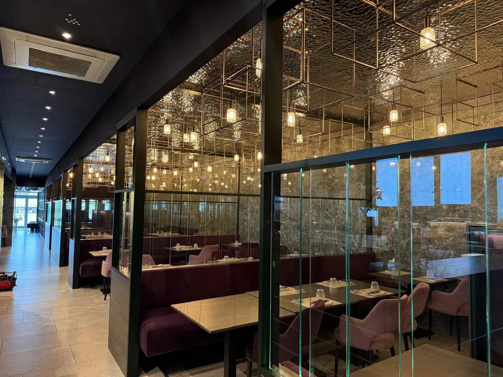 Sala del ristorante a Portogruaro con illuminazione scenografica a sospensione realizzata da Turja Andi