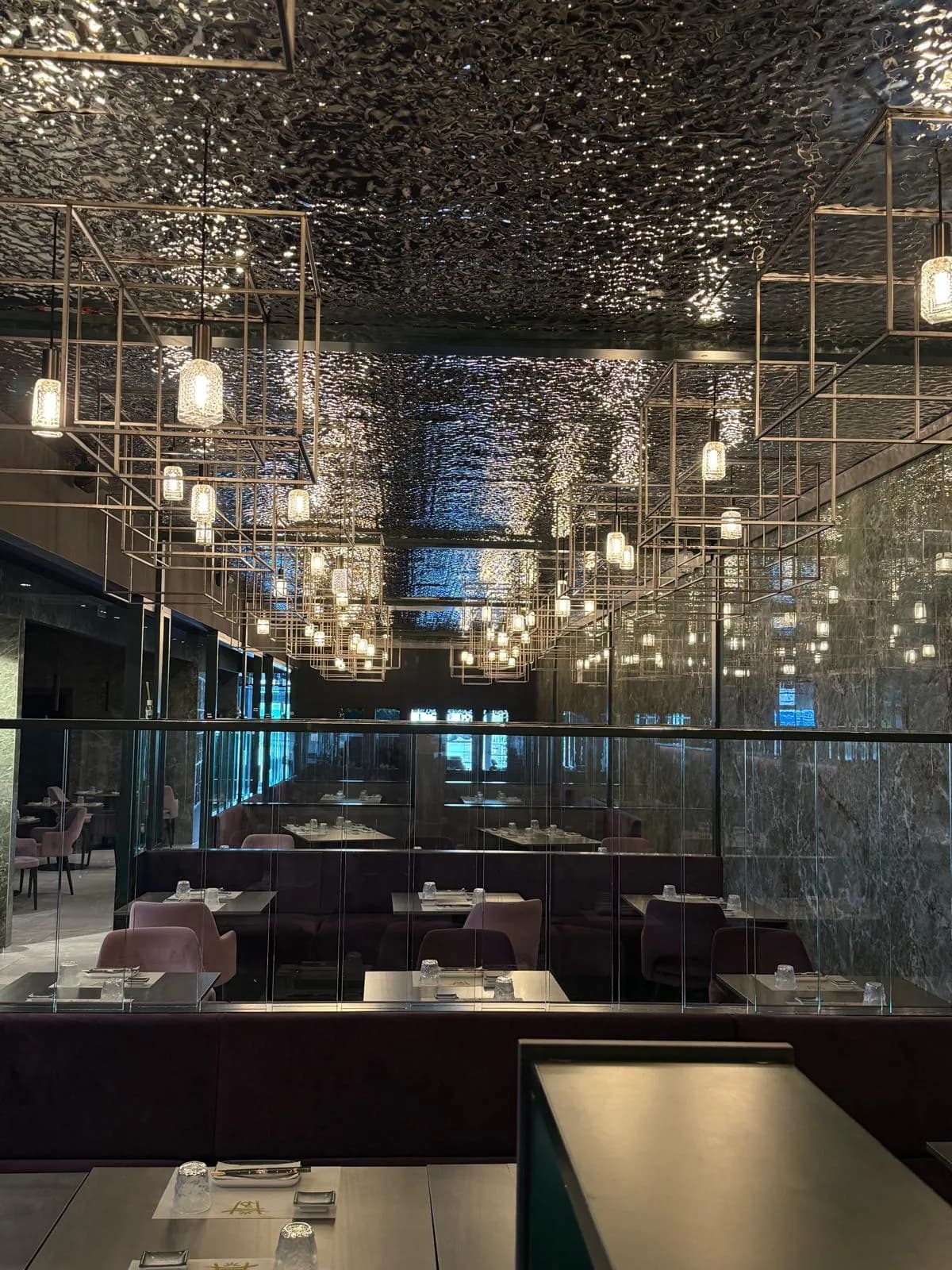 Dettaglio dell'illuminazione di design a soffitto del ristorante a Portogruaro, impianto realizzato da Turja Andi