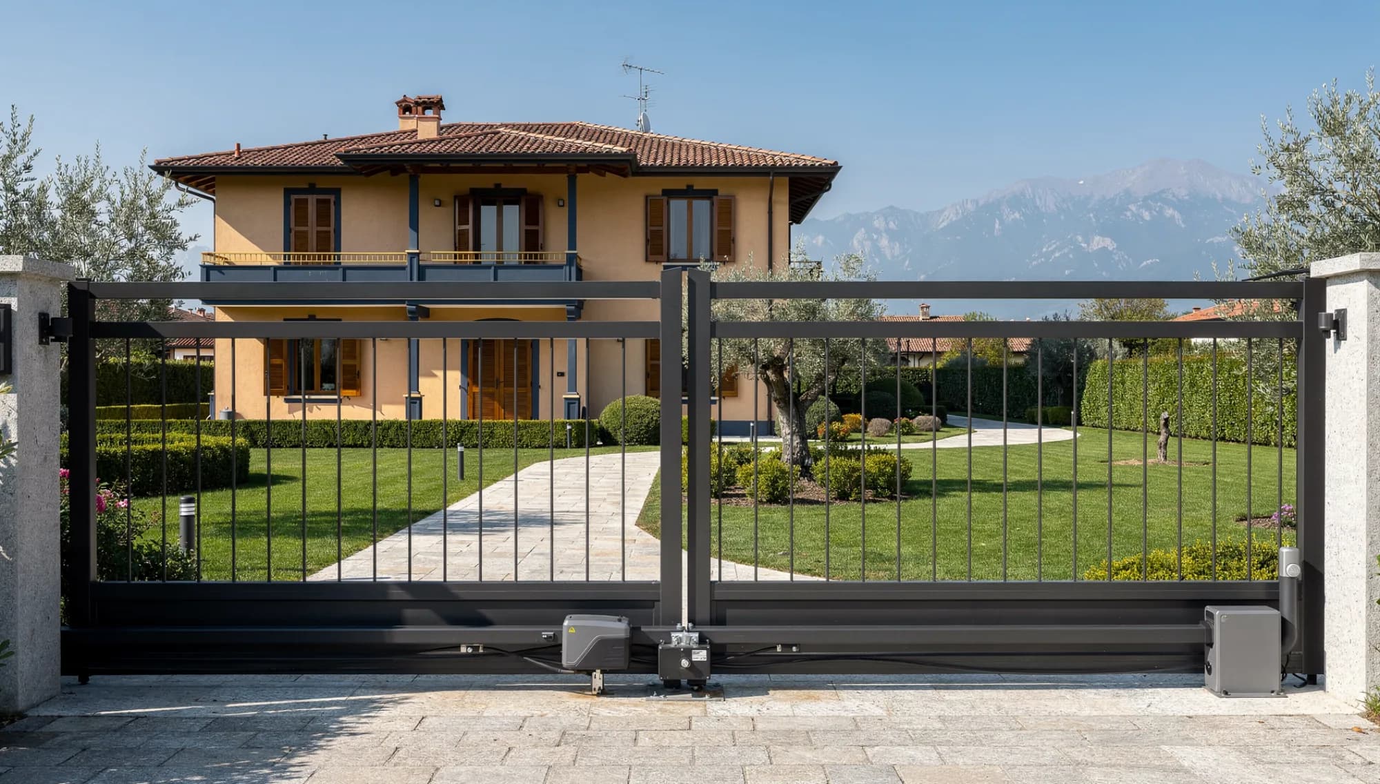 Cancello scorrevole automatizzato all'ingresso di un'abitazione