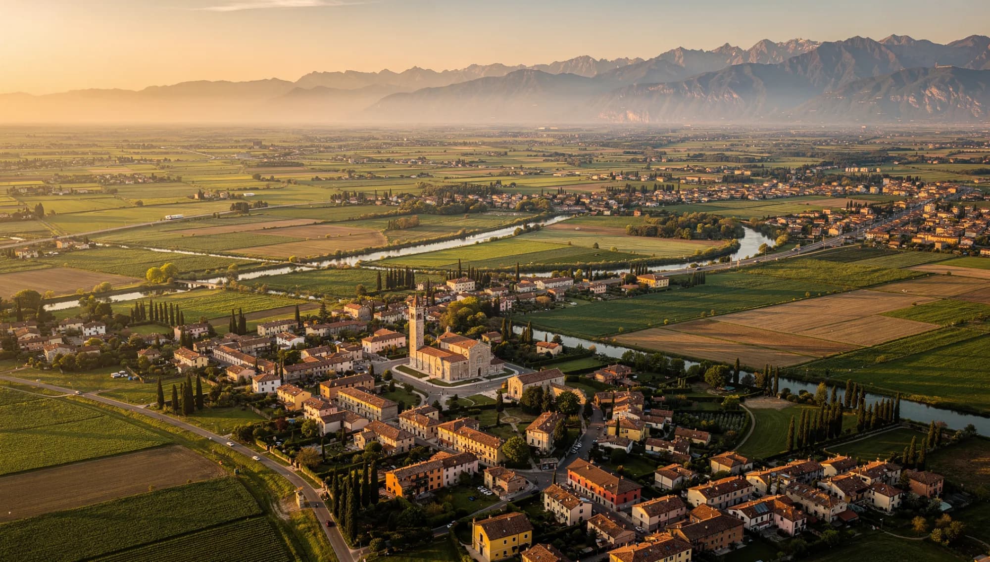 Vista aerea del territorio tra le province di Pordenone e Treviso con le Prealpi